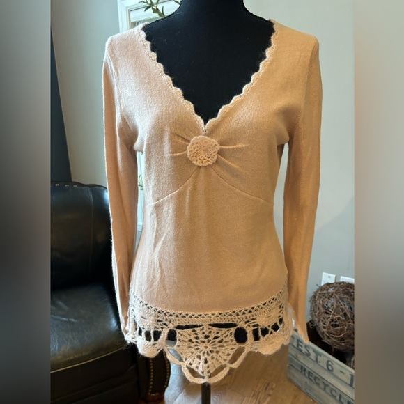 Easel light peach sweater with crochet detailing. Size L - Picture 1 of 8